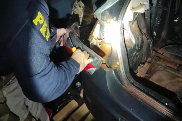PRF apreende carro recheado com maconha na BR-277 no oeste do Paraná