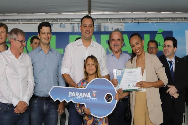 Governador entrega 200 moradias e títulos de propriedade a famílias de Cascavel
