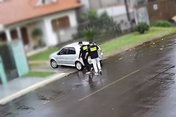 Imagem referente a notícia: Família é vítima de assalto por falsos policiais federais em Foz do Iguaçu