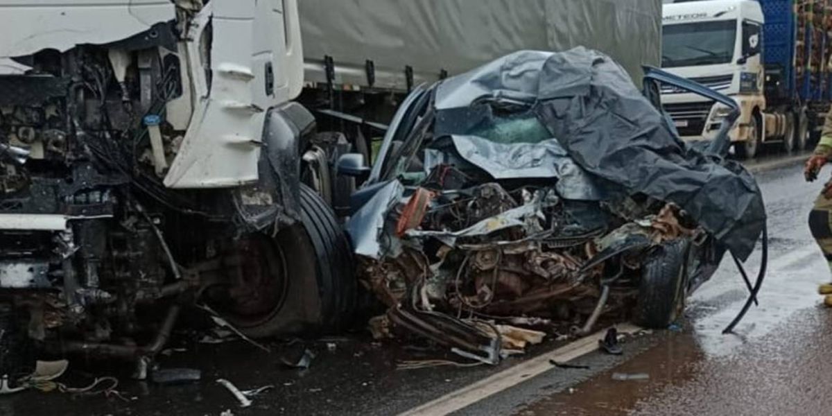 Homem morre após carro bate de frente com caminhão na PR-151; veja vídeo