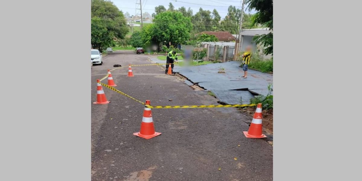 Buraco se abre na Rua Paraná, no bairro Coqueiral e é isolado pelo Transitar