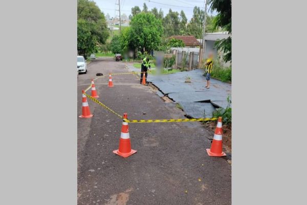 Buraco se abre na Rua Paraná, no bairro Coqueiral e é isolado pelo Transitar