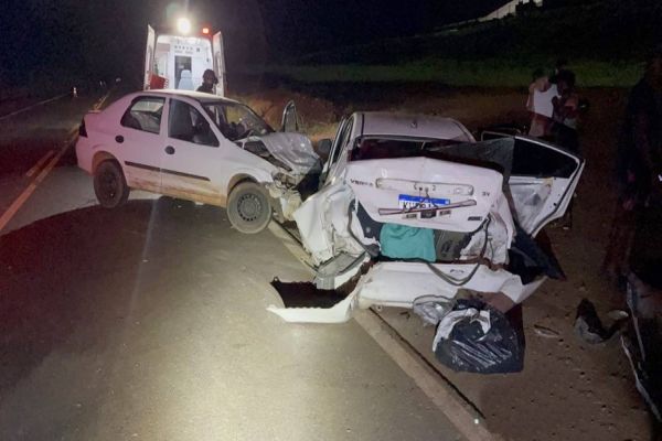 Acidente entre Prisma e Versa deixa motorista gravemente ferido na BR-369 em Corbélia