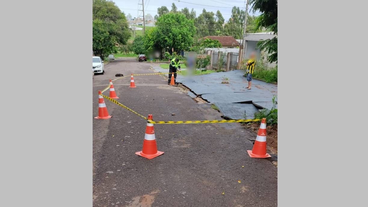 Buraco se abre na Rua Paraná, no bairro Coqueiral e é isolado pelo Transitar