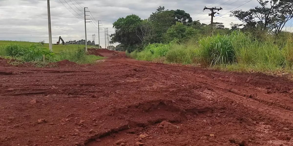 “São 300 metros, mas inutiliza toda a estrada”, diz morador sobre lamaçal na Estrada São Brás