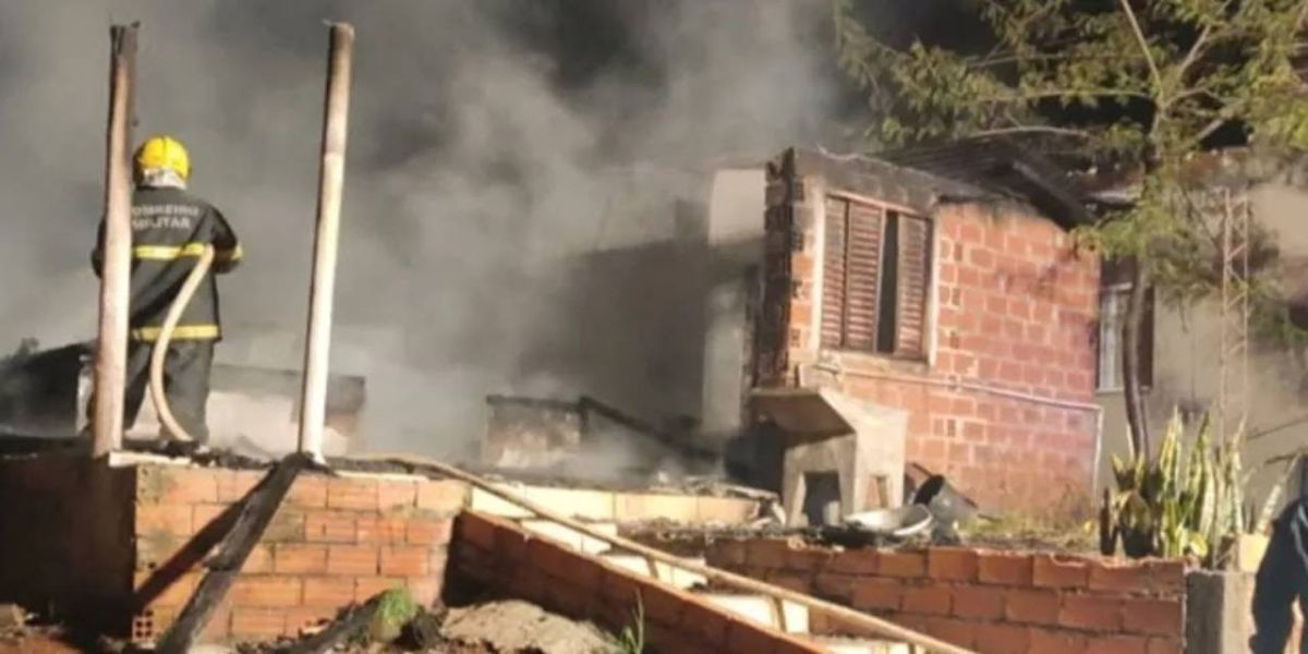 Incêndio em residência deixa dois irmãos mortos em Flor da Serra do Sul