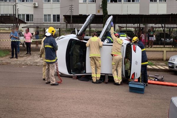 Mulher fica ferida após tombar HB20 no Jardim Gramado