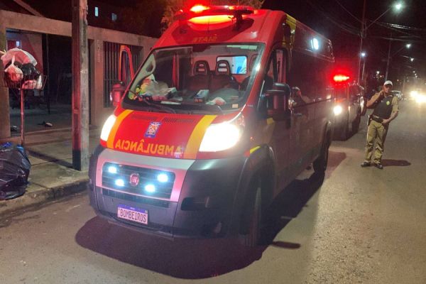 Imagem referente a notícia: Homem fica em estado grave após esfaqueado no Jardim Riviera