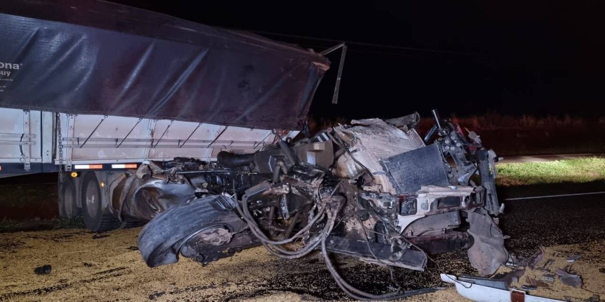 Carreta tomba em cima de moto após acidente entre caminhões na BR-376 e motociclista escapa da morte