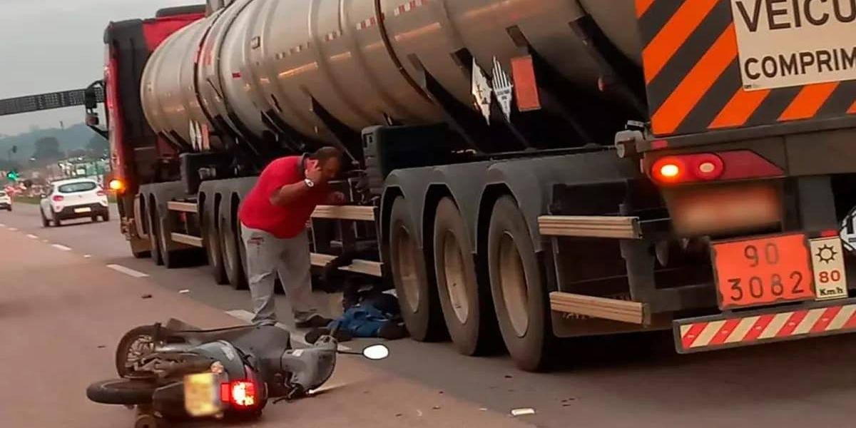 Milagre na BR-116: Motociclista escapa por pouco após cair embaixo de caminhão
