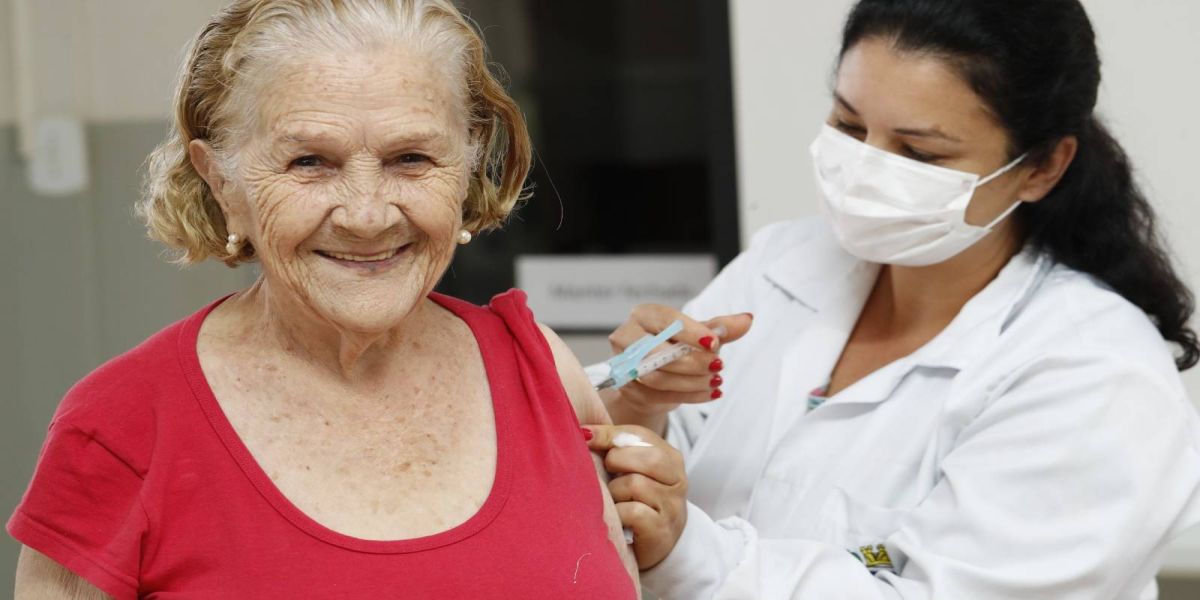 Saúde inicia aplicação de vacina bivalente em idosos com mais de 80 anos e imunossuprimidos