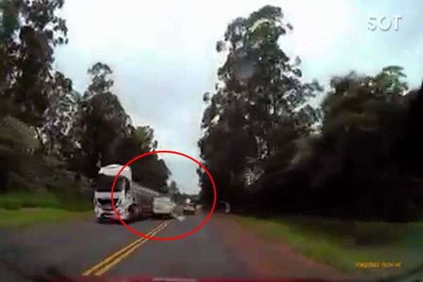 Câmera acoplada em veículo flagra grave acidente na PR 483, em Francisco Beltrão, sudoeste do Paraná