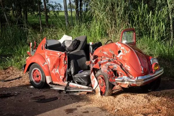 Fusca fica destruído após colisão frontal na PR-323 em Umuarama