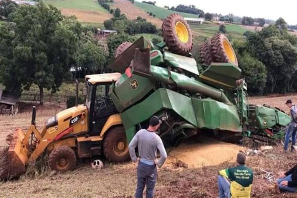 Máquina agrícola tomba durante colheita de soja, na zona rural de São Jorge D´Oeste