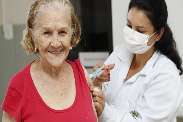 Saúde inicia aplicação de vacina bivalente em idosos com mais de 80 anos e imunossuprimidos