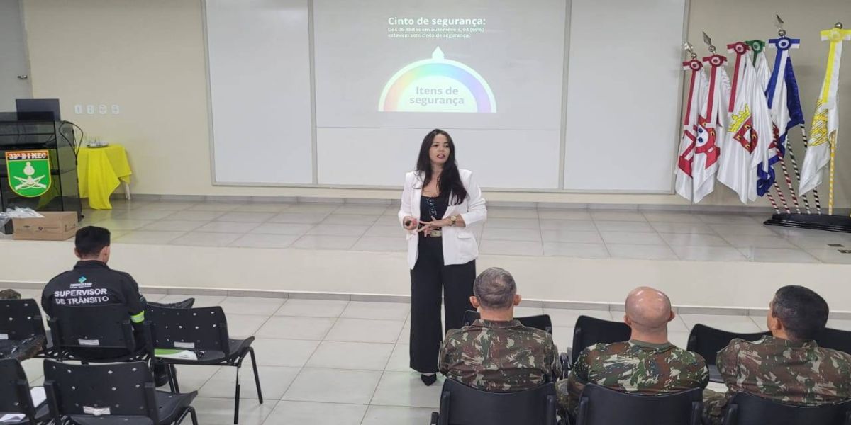 Escola de Trânsito realiza ações educativas com jovens militares