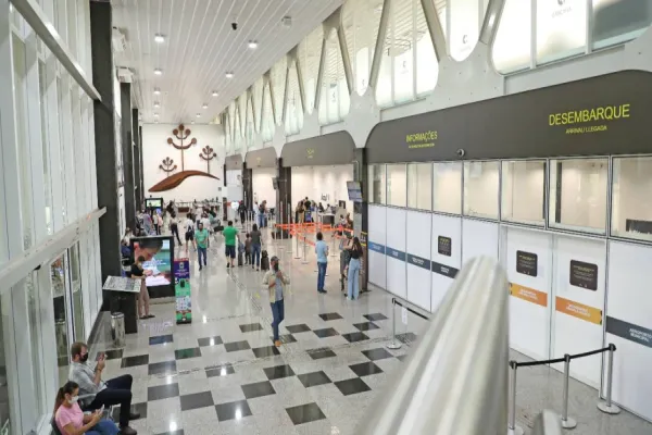 Foto relacionada a notícia: Com aval da Anvisa, Aeroporto Regional do Oeste retira obrigatoriedade do uso de máscara