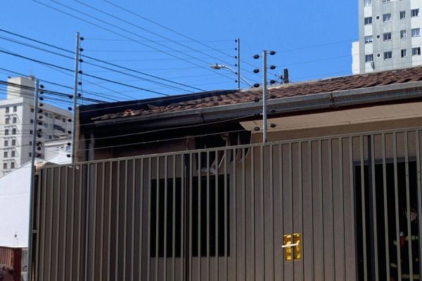 Imagem referente a notícia: Equipe do Corpo de Bombeiros combate incêndio em residência no centro de Cascavel