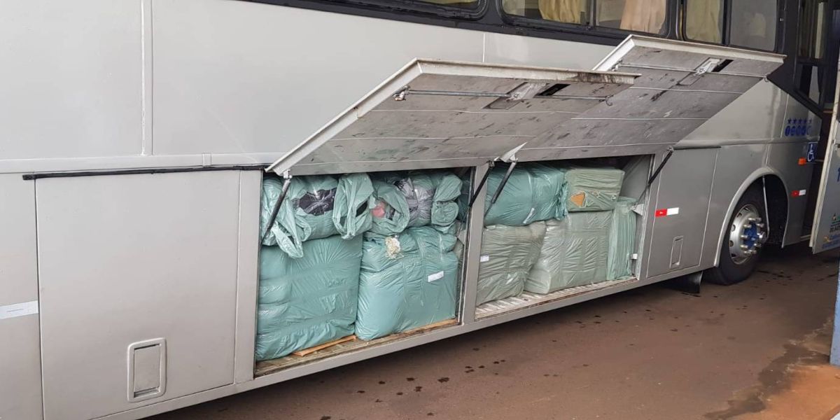 Receita Federal apreende ônibus de turismo transportando mercadorias ilegais na BR-277