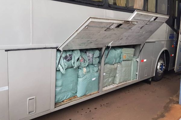 Receita Federal apreende ônibus de turismo transportando mercadorias ilegais na BR-277