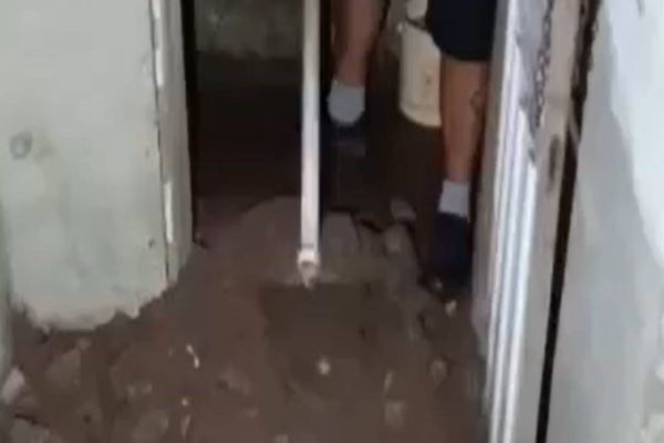 Imagem referente a notícia: Polícia Civil encontra corpo enterrado em quintal de casa no Litoral do Paraná; Veja o video