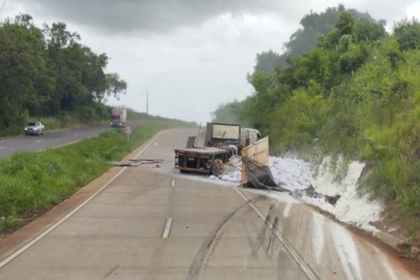 Caminhão tomba e perde carga de calcário na BR 163 em Santa Lúcia