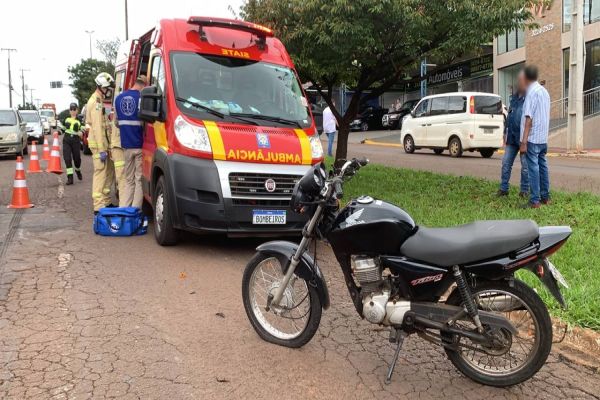Imagem referente a notícia: Motociclista é atropelado e arrastado por caminhão em acidente na Avenida Rocha Pombo