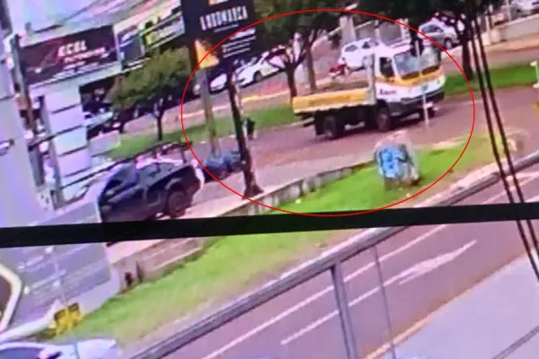 Foto relacionada a notícia: Câmera de segurança registra momento em que motociclista é atropelado por caminhão em Cascavel