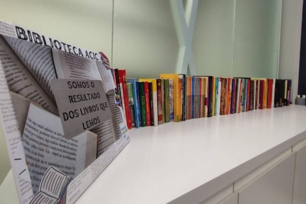 Acic cria biblioteca para estimular hábito da leitura entre colaboradores