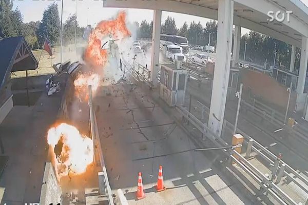 Jovem morre após colidir veículo contra praça de pedágio