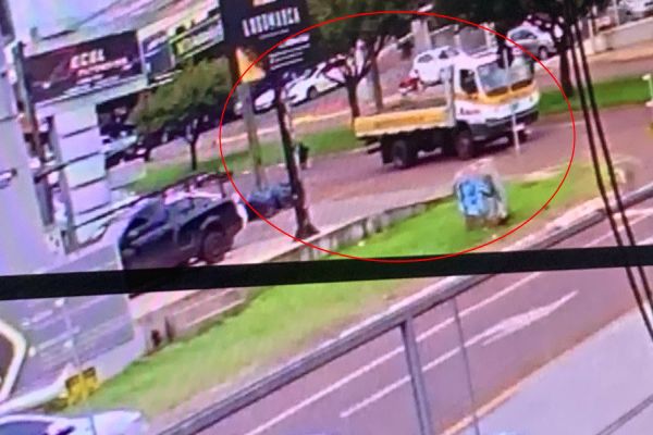 Imagem referente a notícia: Câmera de segurança registra momento em que motociclista é atropelado por caminhão em Cascavel