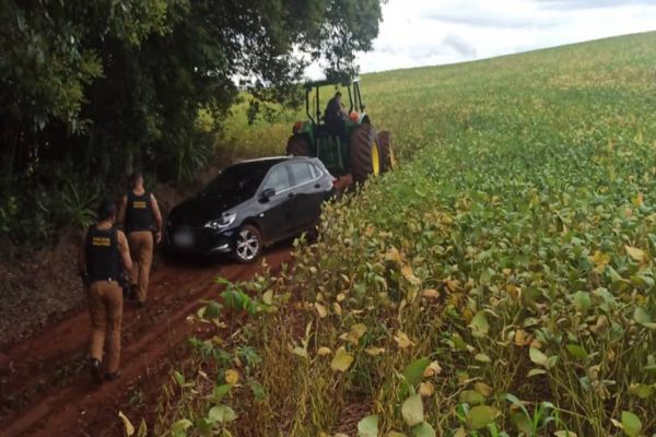 Imagem referente a notícia: Piratas do asfalto roubam compristas na BR-369; PM age rápido e localiza veículo utilizado no crime