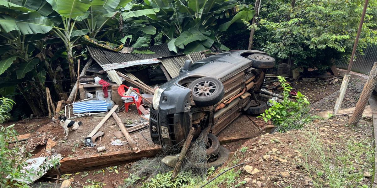 Família de Cascavel sofre acidente na PR-481 em Ampére