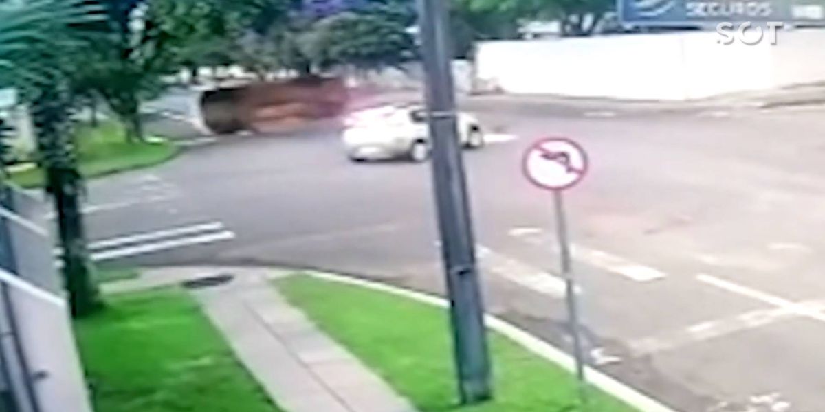 Caminhonete SW4 capota após colisão com Uno no Centro de Cascavel
