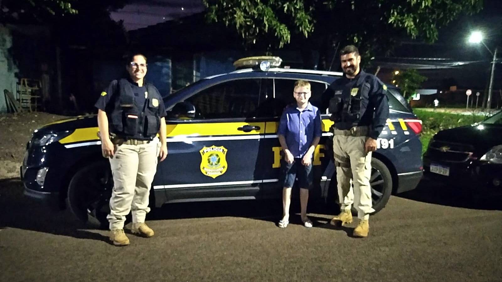 Policiais rodoviários federais realizam surpresa de aniversário para menino que sonha ser policial