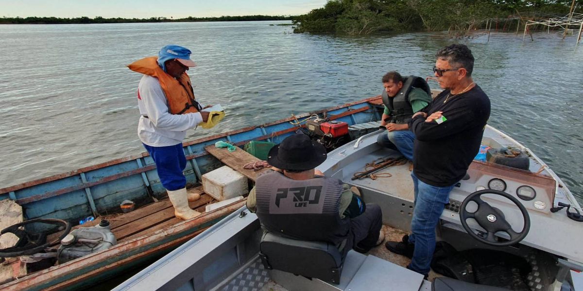 IAT apreende material proibido e aplica multas por pesca ilegal no Rio Paraná