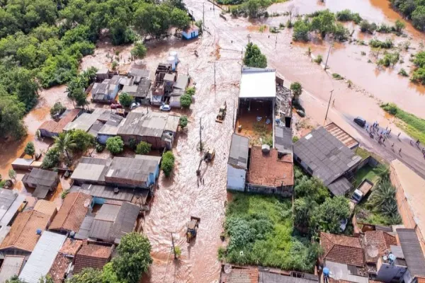 Foto relacionada a notícia: Barragem transborda e deixa centenas de pessoas ilhadas em Bandeirantes, Paraná