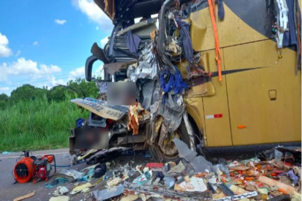 Oito pessoas morrem em acidente entre carreta e ônibus na BR-174