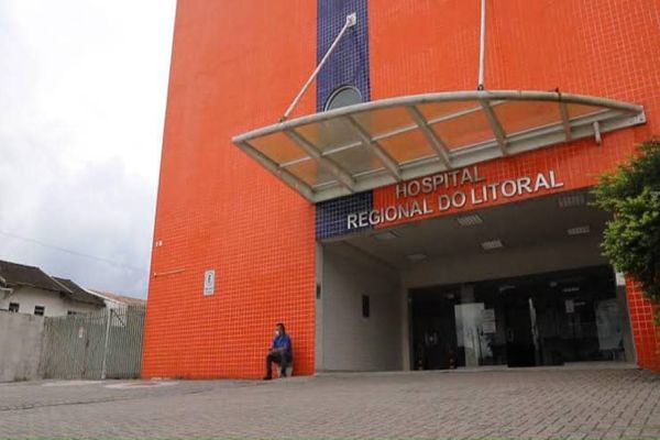 Quatro pessoas são atingidas por tiros em tabacaria de Paranaguá; uma mulher morreu