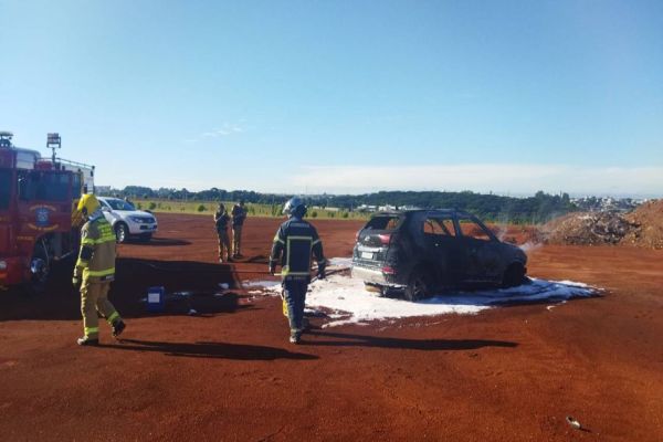Corpo carbonizado é encontrado dentro de carro em chamas na região Centro-Sul do Paraná