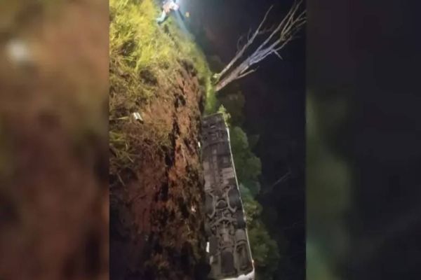 Acidente com 7 mortes na BR-277: inquérito elimina falha mecânica e apura que motorista dormiu