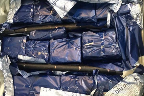 Imagem referente a notícia: PF prende paraguaia com 4,080 kg de cocaína, no Aeroporto de Foz do Iguaçu