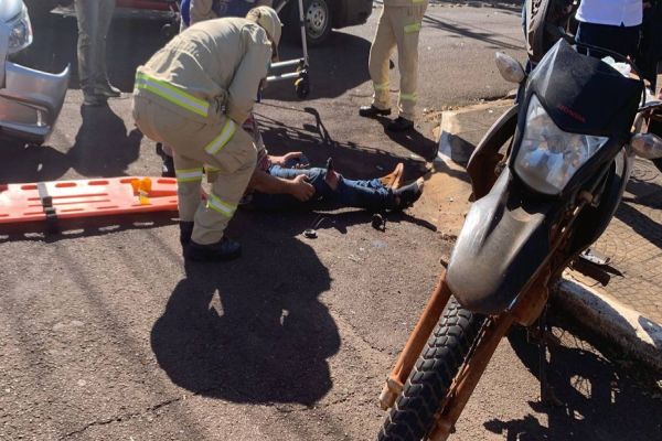 Imagem referente a notícia: Motociclista sofre laceração no joelho após colisão na Rua Bom Jesus
