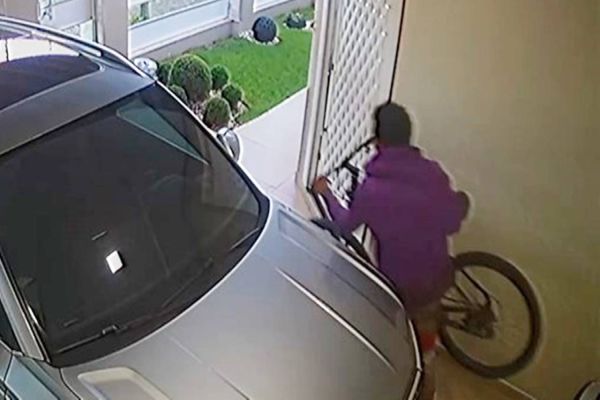 Imagem referente a notícia: Câmera de segurança registra furto de bicicleta em residência do Bairro Santo Onofre