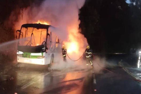 Trabalhadores saem às pressas de ônibus em chamas na SC-445