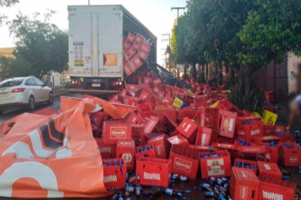 Caminhão de cerveja tomba e populares saqueiam as garrafas no centro de Marmeleiro