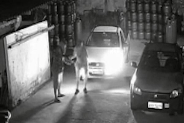 Imagem referente a notícia: Homem armado rouba comércio e é perseguido pela polícia no Bairro Floresta