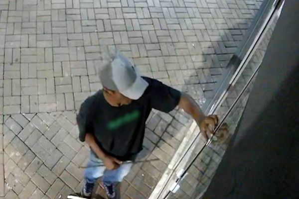 Imagem referente a notícia: Câmeras de segurança flagram furto em loja de calçados no bairro Santa Cruz, em Cascavel