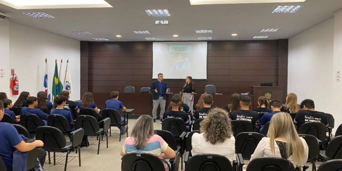Alunos de escola estadual aprendem sobre direitos e deveres na OAB Cascavel