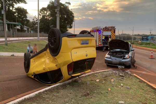 Colisão seguida de capotamento é registrado na PR-486, em Cascavel